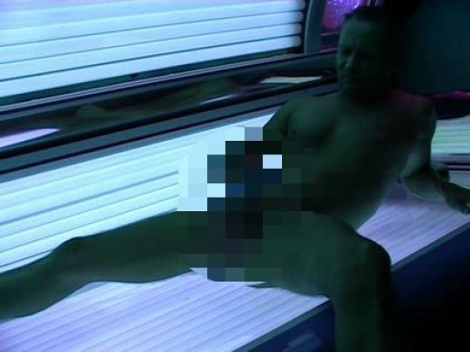 Amateurvideo Wichsen unter der Neonsonne von hatari