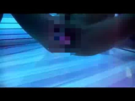 Amateurvideo Pinker Dildo unterm Solarium von VersautePussy