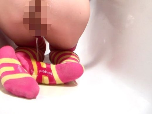 Amateurvideo süße Overknee-Socken bepisst von FraeuleinJones
