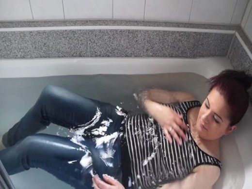 Amateurvideo Wet-Klitschnass in der Badewanne von CaraliaDeluxe