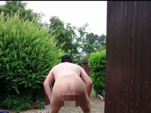 Amateurvideo Mit Maske und Feinstrumpfhose im Garten 1 ** Outdoor Spaß * von nylonjunge