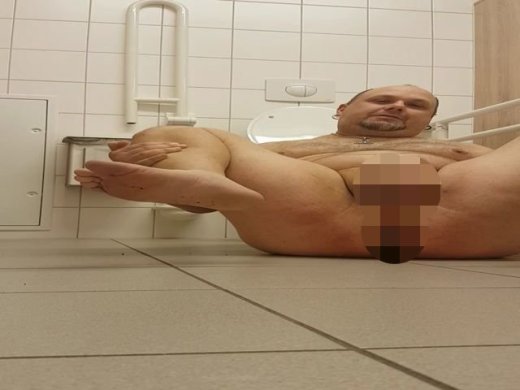 Amateurvideo vÃ¶llig nackt und schamlos auf einer Ã¶ffentlichen Toilette von ...