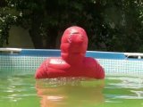 Amateurvideo In roter Daunenjacke im Pool schwimmen von sexyalina