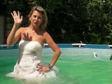 Amateurvideo Im Brautkleid und Netzstrumpfhose im Pool von sexyalina