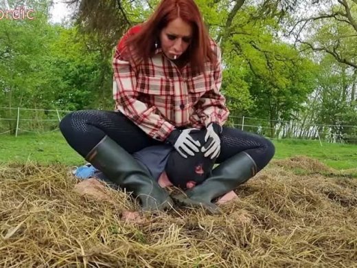 Amateurvideo Gummistiefelherrin drückt Sklavengesicht in den Mist von Nica_Nordic