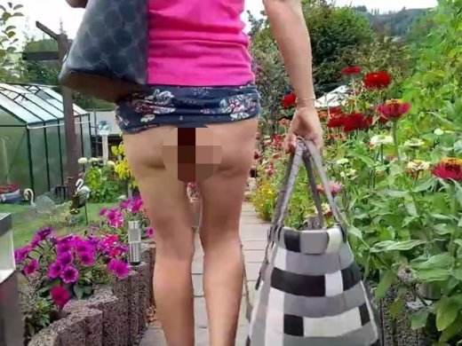 Amateurvideo Mit nacktem Arsch durch die Gartenanlage spaziert von wondergirl