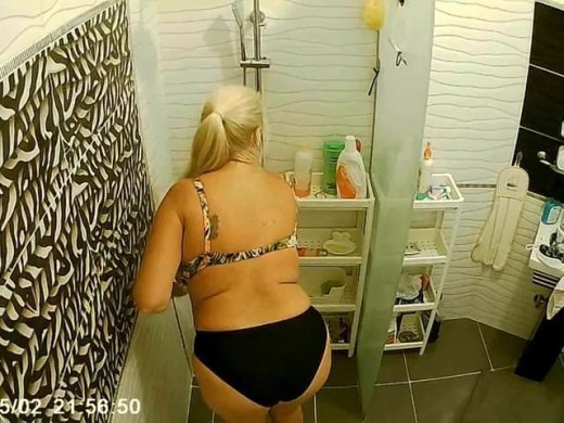Amateurvideo Spanner Kamera im Bad von TittenCindy