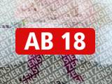 Amateurvideo Inkontinenz Spaß in heißer Strumpfhose und Gummihose von nylonjunge