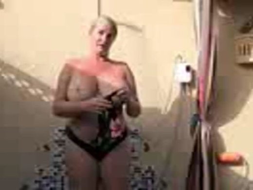 Amateurvideo lass uns duschen gehen from TittenCindy