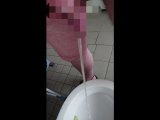 Amateurvideo Nylonjunge pisst am Morgen von Neujahr von nylonjunge